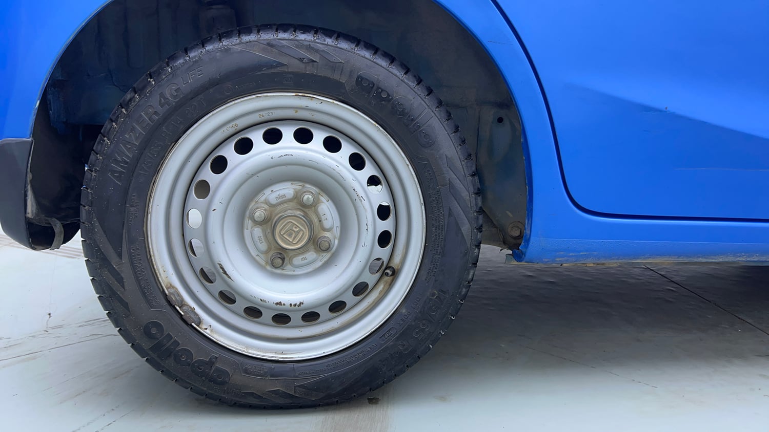 Used 2014 Honda Brio EX MT Petrol Manual tyres RIGHT REAR TYRE RIM VIEW