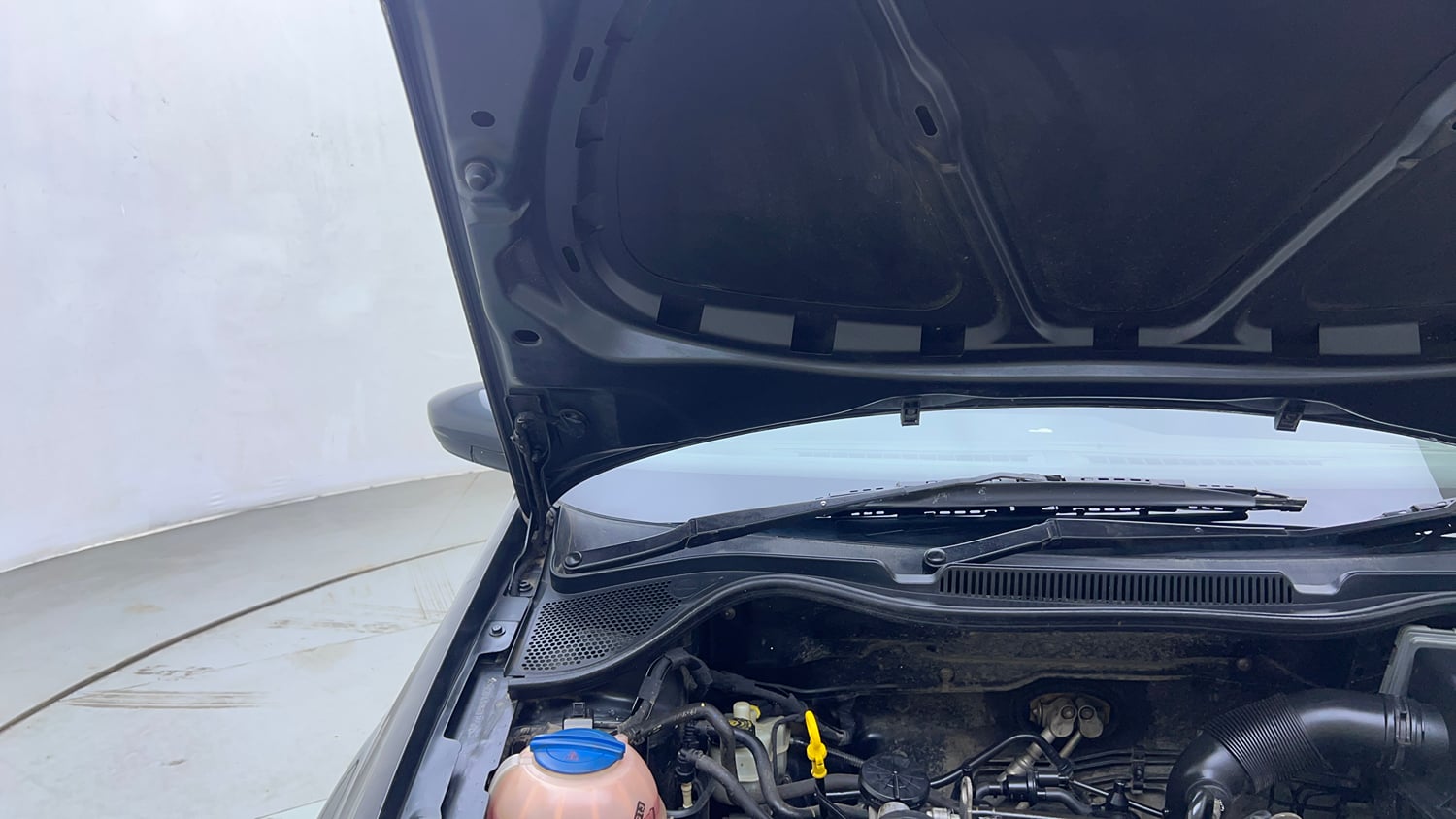 Used 2017 Volkswagen Ameo Trendline 1.2L (P) Petrol Manual engine ENGINE RIGHT SIDE HINGE & APRON VIEW