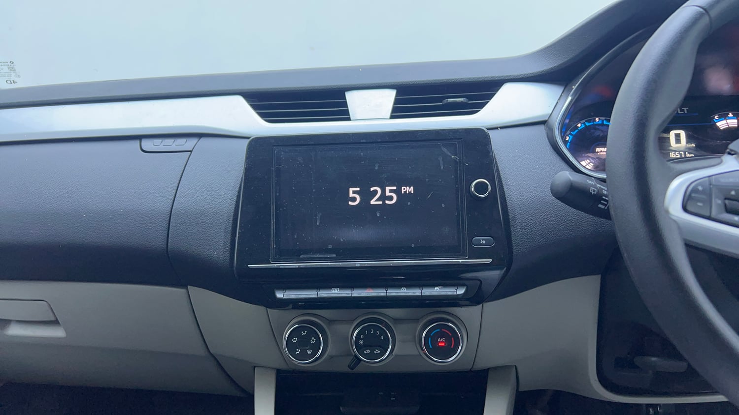 Used 2023 Renault Triber RXZ EASY-R AMT Petrol Automatic interior MUSIC SYSTEM & AC CONTROL VIEW