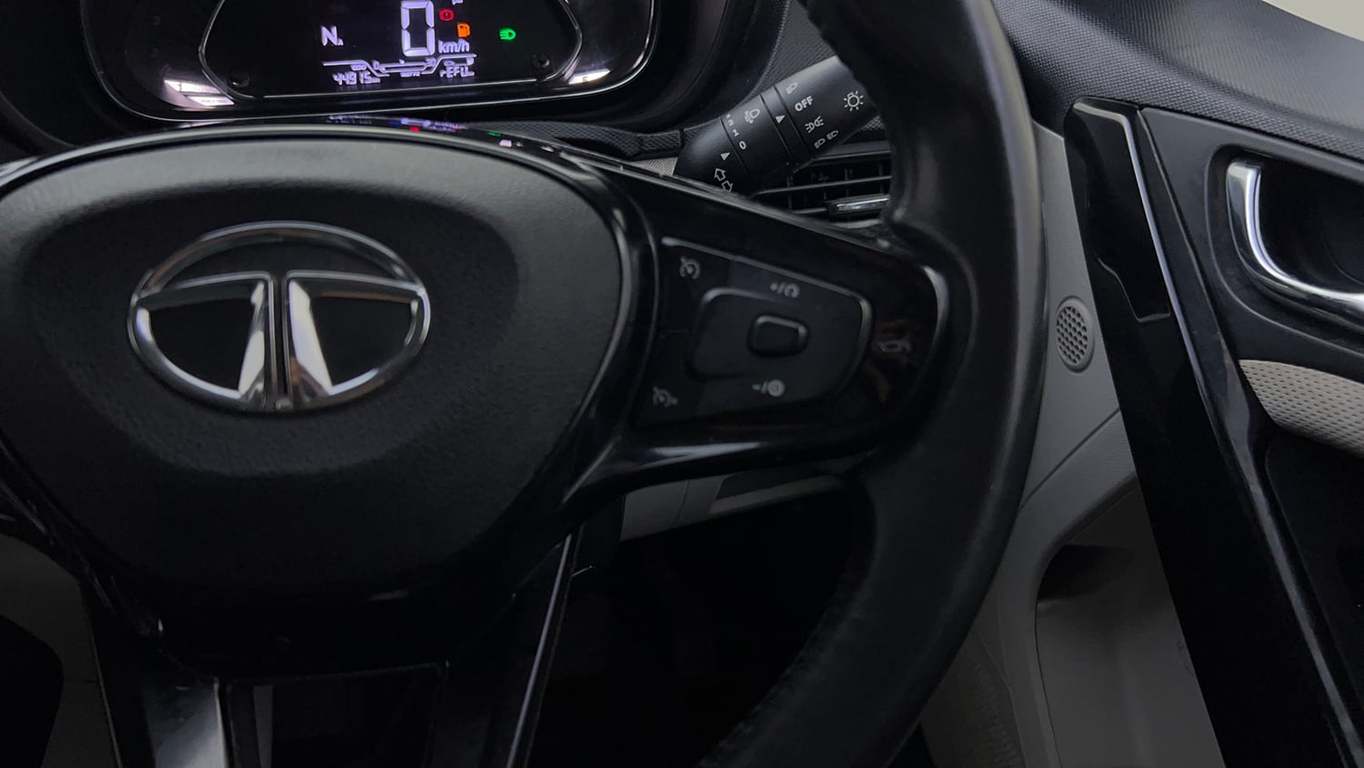 Used 2020 Tata Nexon XZA Plus (O) Dual Tone Petrol Automatic top_features Cruise control