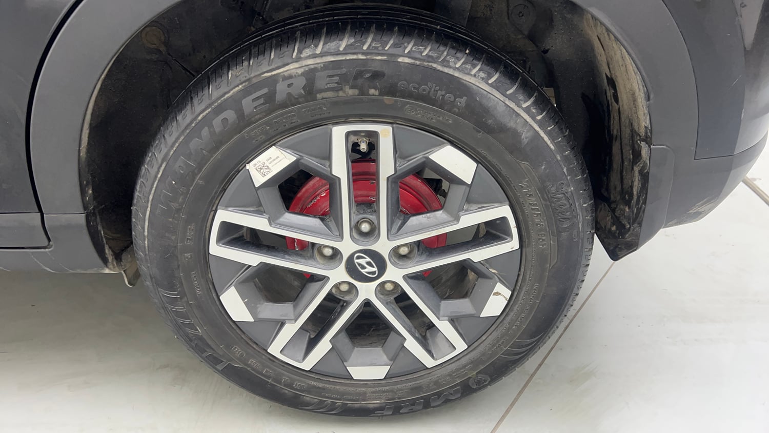 Used 2024 Hyundai Venue SX (O) 1.0 Turbo DCT Petrol Automatic tyres LEFT REAR TYRE RIM VIEW