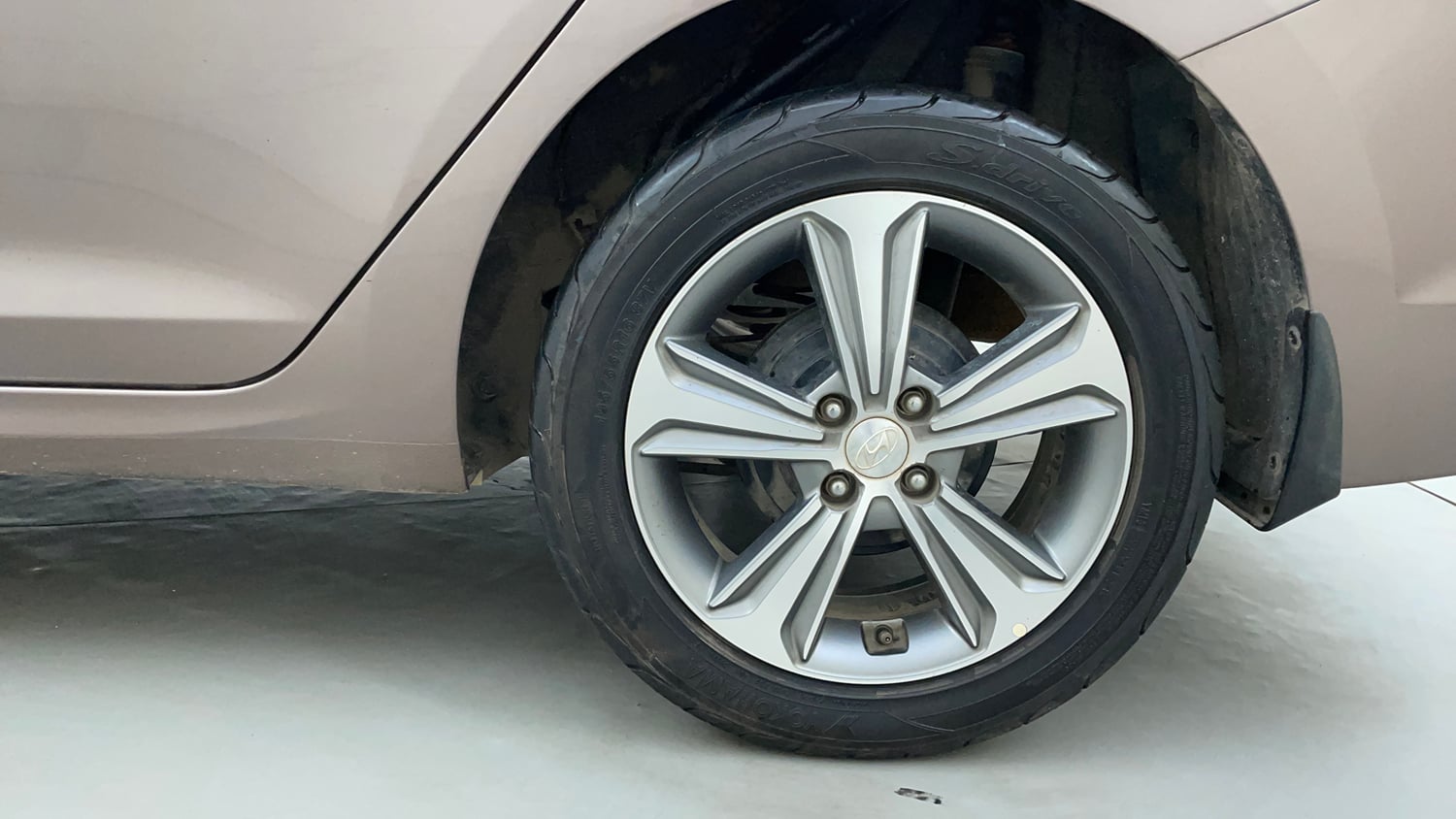 Used 2019 Hyundai Verna SX (O)1.6 VTVT Petrol Manual tyres LEFT REAR TYRE RIM VIEW