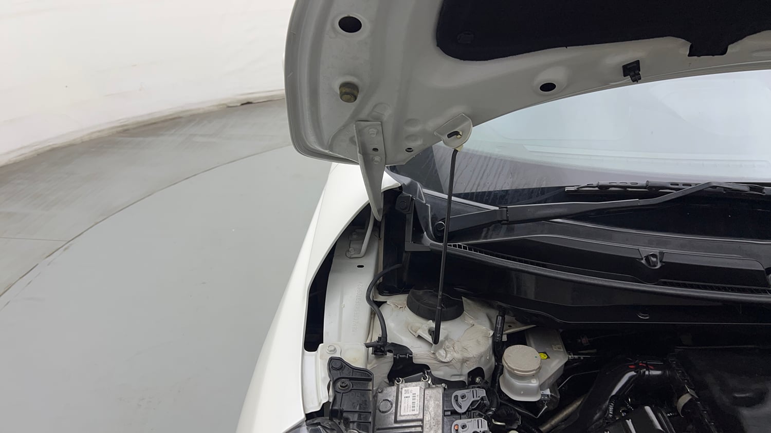 Used 2025 Maruti Suzuki Swift VXi CNG Cng Manual engine ENGINE RIGHT SIDE HINGE & APRON VIEW