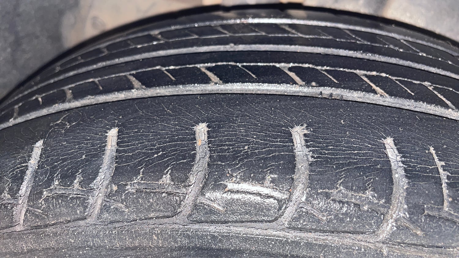 Used 2016 Maruti Suzuki Ertiga ZXI+ Petrol Manual tyres RIGHT REAR TYRE TREAD VIEW