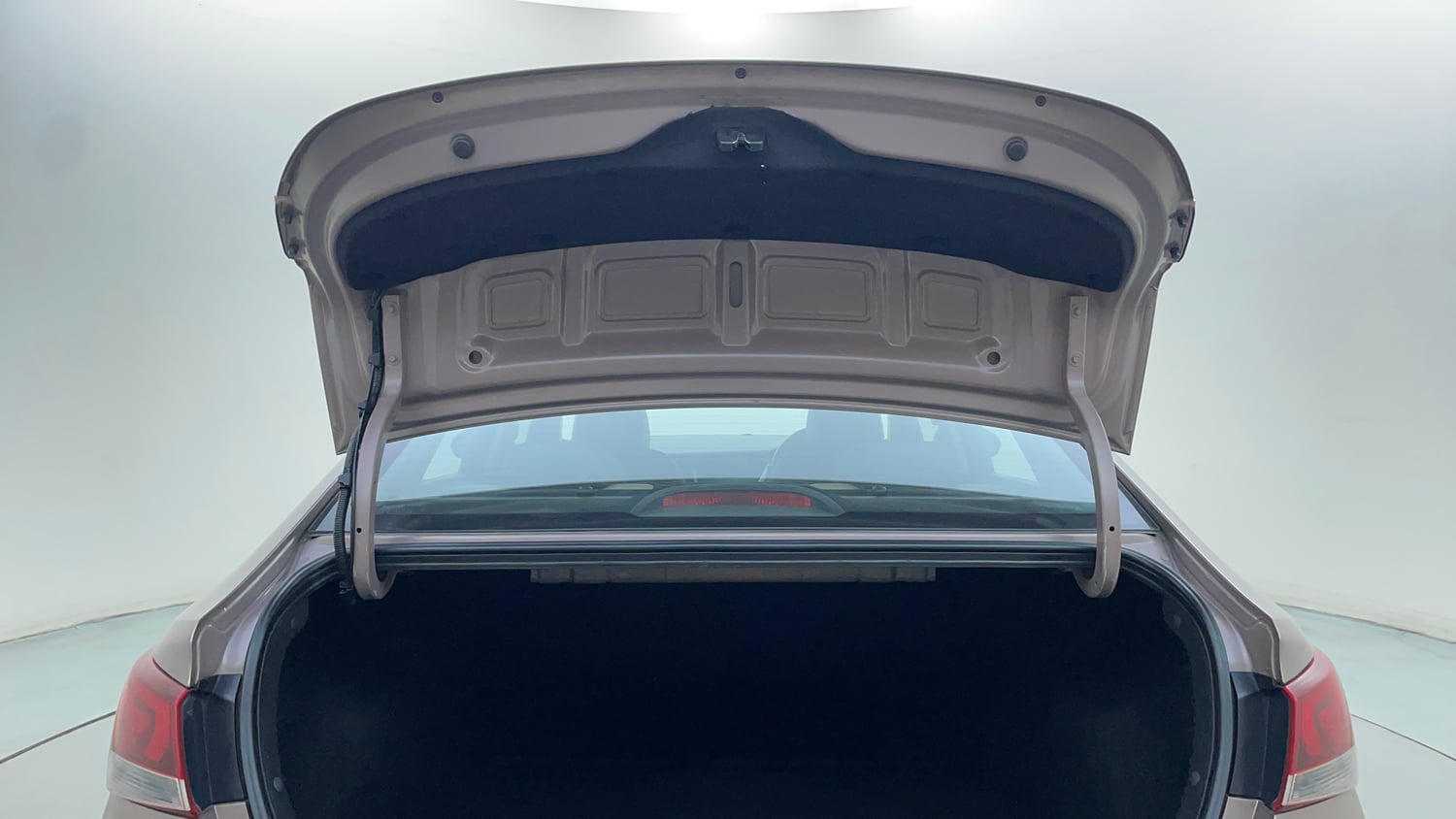 Used 2019 Hyundai Verna SX (O)1.6 VTVT Petrol Manual interior DICKY DOOR OPEN VIEW