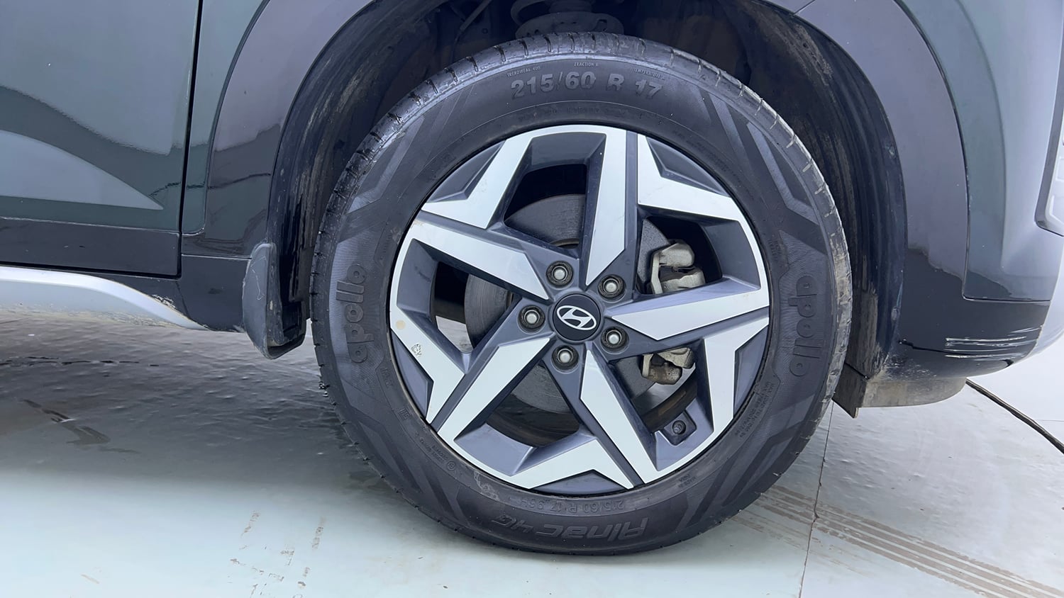 Used 2024 Hyundai Alcazar Executive 1.5 Petrol MT 7STR Petrol Manual tyres RIGHT FRONT TYRE RIM VIEW