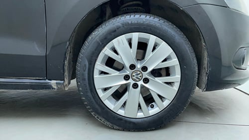 Used 2015 Volkswagen Vento Highline Petrol Petrol Manual tyres RIGHT FRONT TYRE RIM VIEW