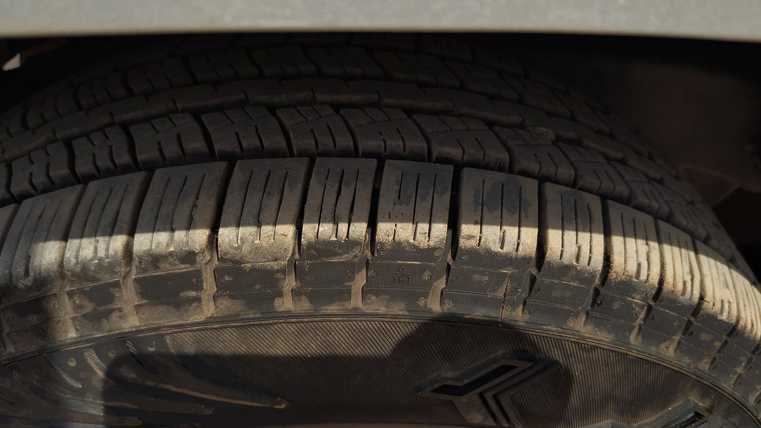 Used 2017 Mahindra TUV300 T8 mHAWK100 Diesel Manual tyres RIGHT REAR TYRE TREAD VIEW