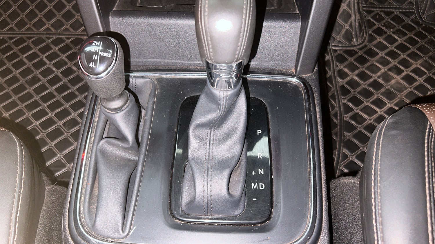 Used 2025 Mahindra Thar Roxx AX7 L Diesel AT 4WD Diesel Automatic interior GEAR  KNOB VIEW
