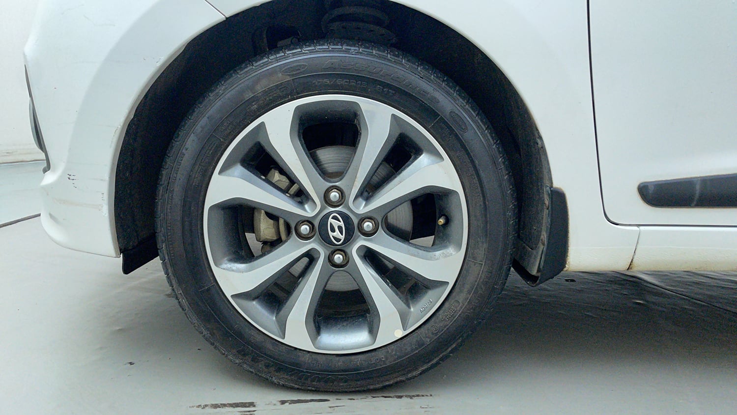 Used 2017 Hyundai Xcent SX 1.2 (O) Petrol Manual tyres LEFT FRONT TYRE RIM VIEW