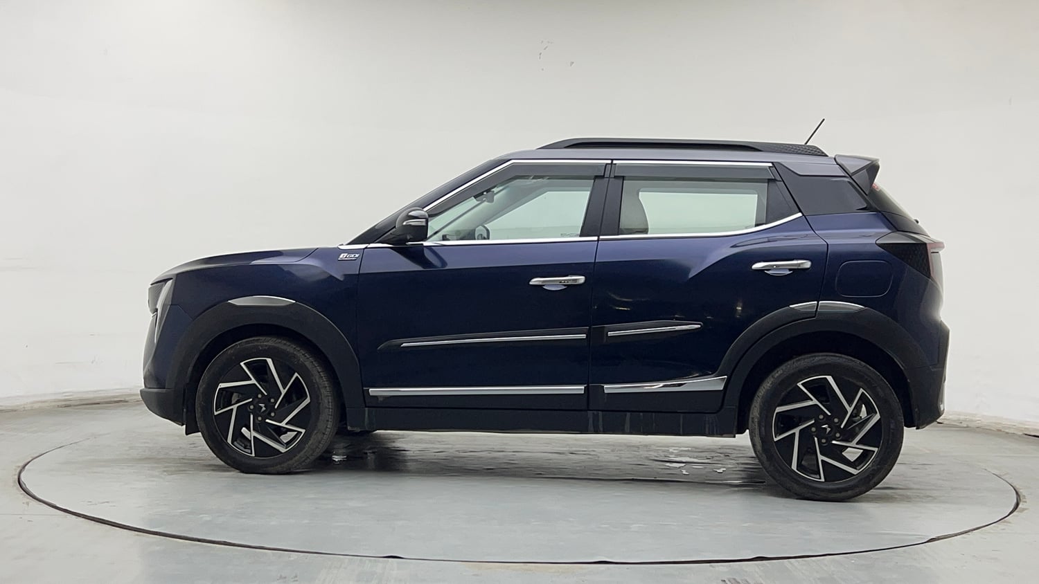 Used 2024 Mahindra XUV 3XO AX7L 1.2 Petrol AT Petrol Automatic exterior LEFT SIDE VIEW