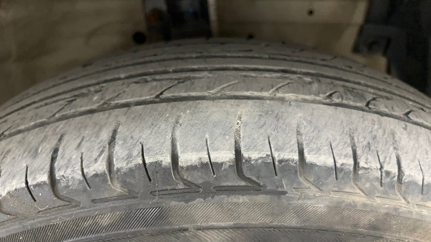 Used 2013 Maruti Suzuki Swift VDi Diesel Manual tyres RIGHT FRONT TYRE TREAD VIEW