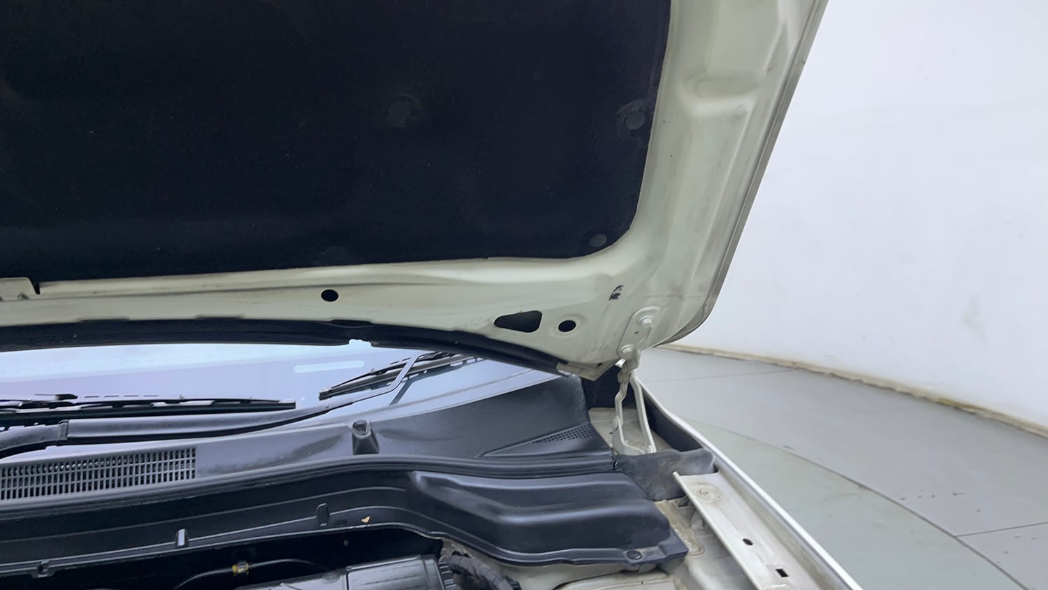 Used 2021 Mahindra XUV 300 W8 (O) 1.5 Diesel AMT Diesel Automatic engine ENGINE LEFT SIDE HINGE & APRON VIEW