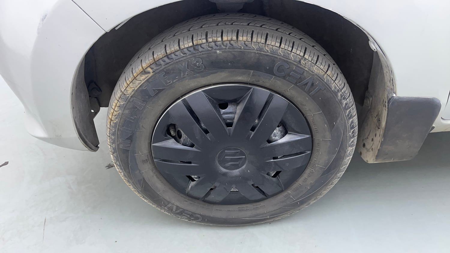 Used 2015 Maruti Suzuki Alto 800 LXi Anniversary Edition Petrol Manual tyres LEFT FRONT TYRE RIM VIEW