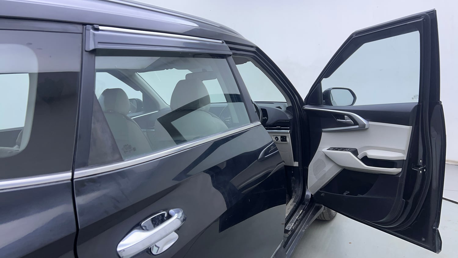 Used 2022 Kia Carens Prestige Plus 1.4 Petrol MT 7 STR Petrol Manual interior RIGHT FRONT DOOR OPEN VIEW