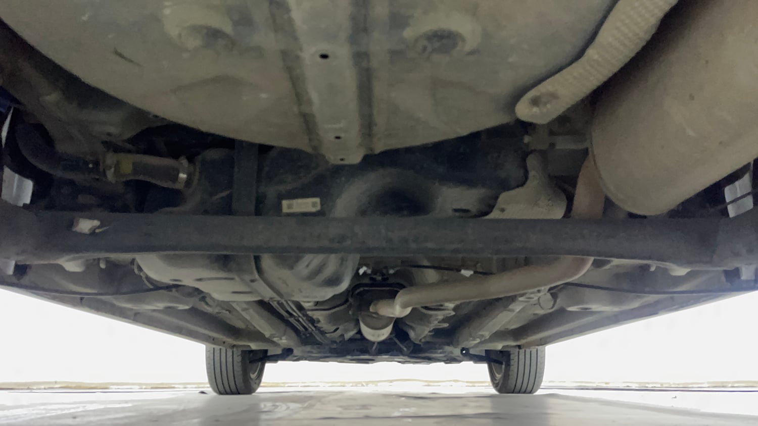 Used 2021 Mahindra XUV 300 W8 (O) 1.5 Diesel AMT Diesel Automatic extra REAR UNDERBODY VIEW (TAKEN FROM REAR)