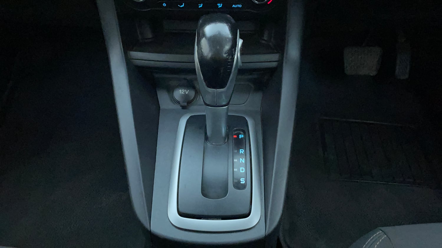Used 2017 Ford Figo Titanium 1.5 Ti-VCT AT Petrol Automatic interior GEAR  KNOB VIEW