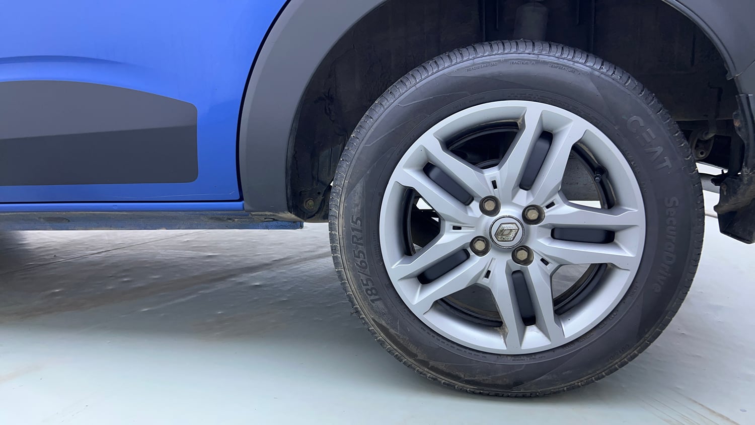 Used 2023 Renault Triber RXZ EASY-R AMT Petrol Automatic tyres LEFT REAR TYRE RIM VIEW
