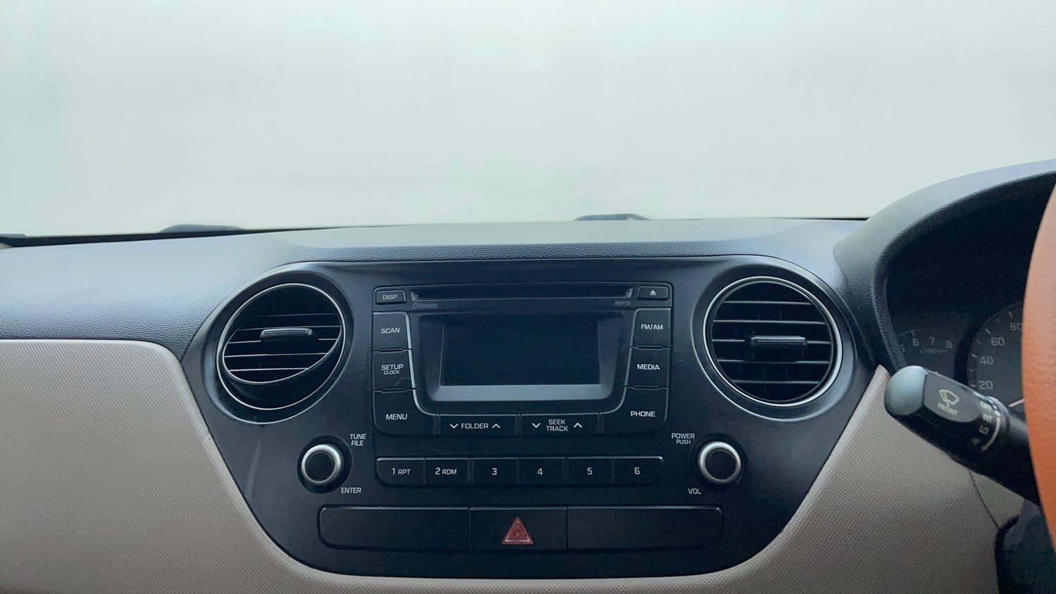 Used 2017 Hyundai Xcent SX 1.2 (O) Petrol Manual top_features Integrated (in-dash) music system