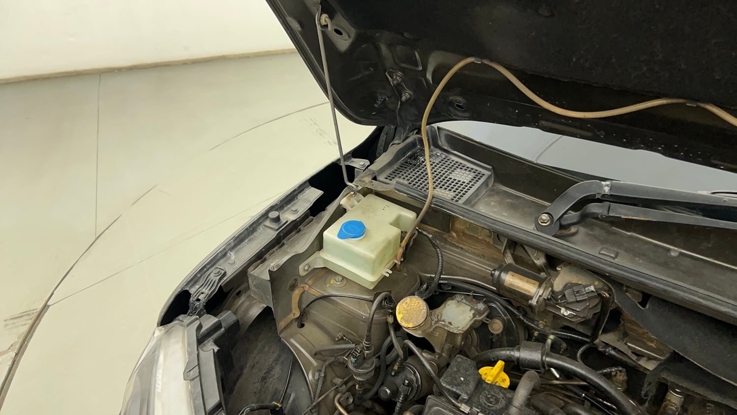 Used 2020 Renault Kwid RXT 1.0 Opt Petrol Manual engine ENGINE RIGHT SIDE HINGE & APRON VIEW