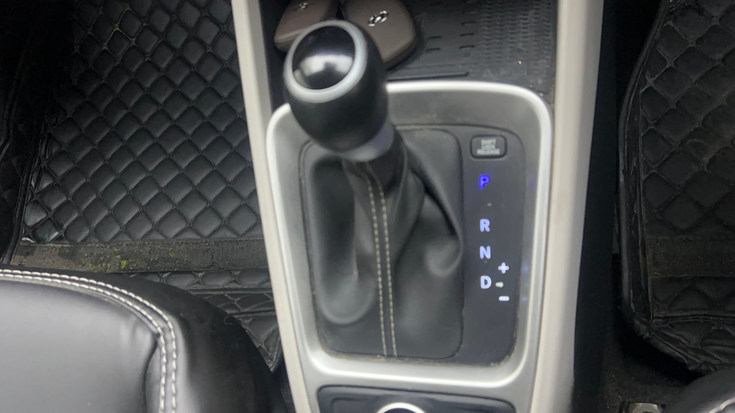 Used 2024 Hyundai Venue SX (O) 1.0 Turbo DCT Petrol Automatic interior GEAR  KNOB VIEW