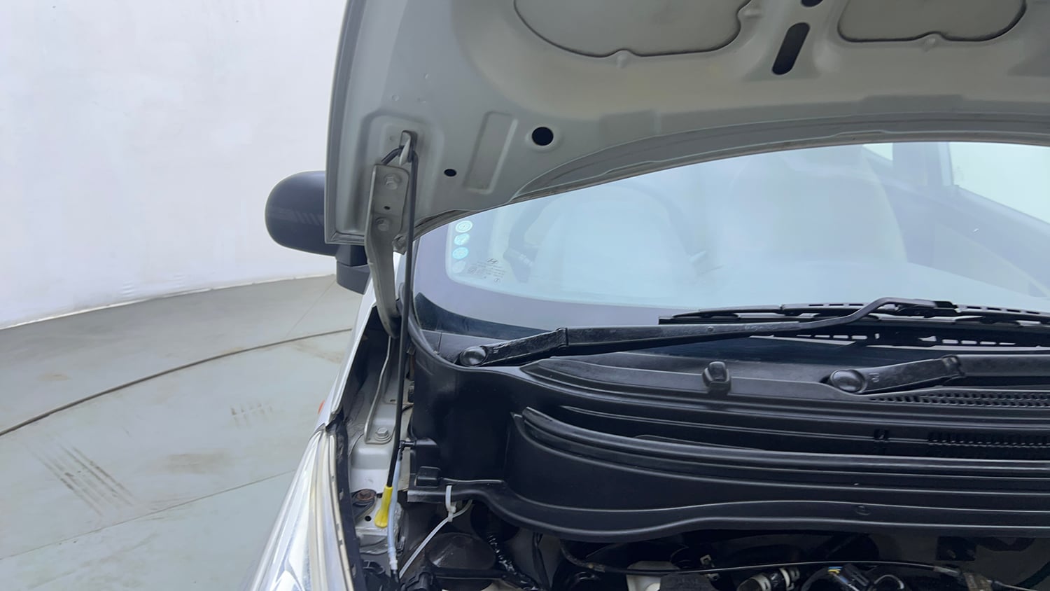 Used 2018 Hyundai Eon Era + Petrol Manual engine ENGINE RIGHT SIDE HINGE & APRON VIEW