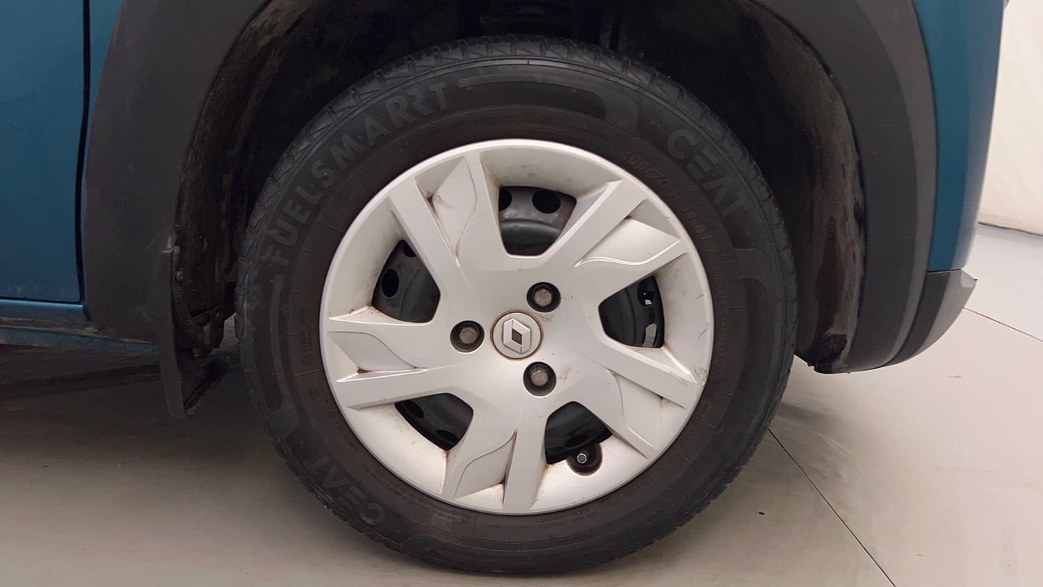 Used 2022 Renault Kwid RXT 1.0 AMT Petrol Automatic tyres RIGHT FRONT TYRE RIM VIEW
