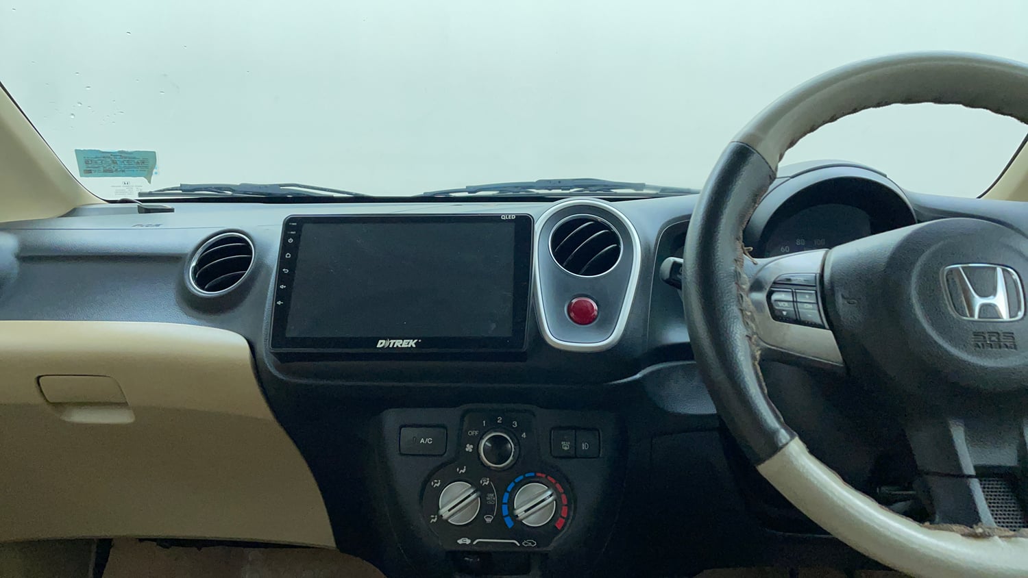 Used 2014 Honda Mobilio V Petrol Petrol Manual interior MUSIC SYSTEM & AC CONTROL VIEW