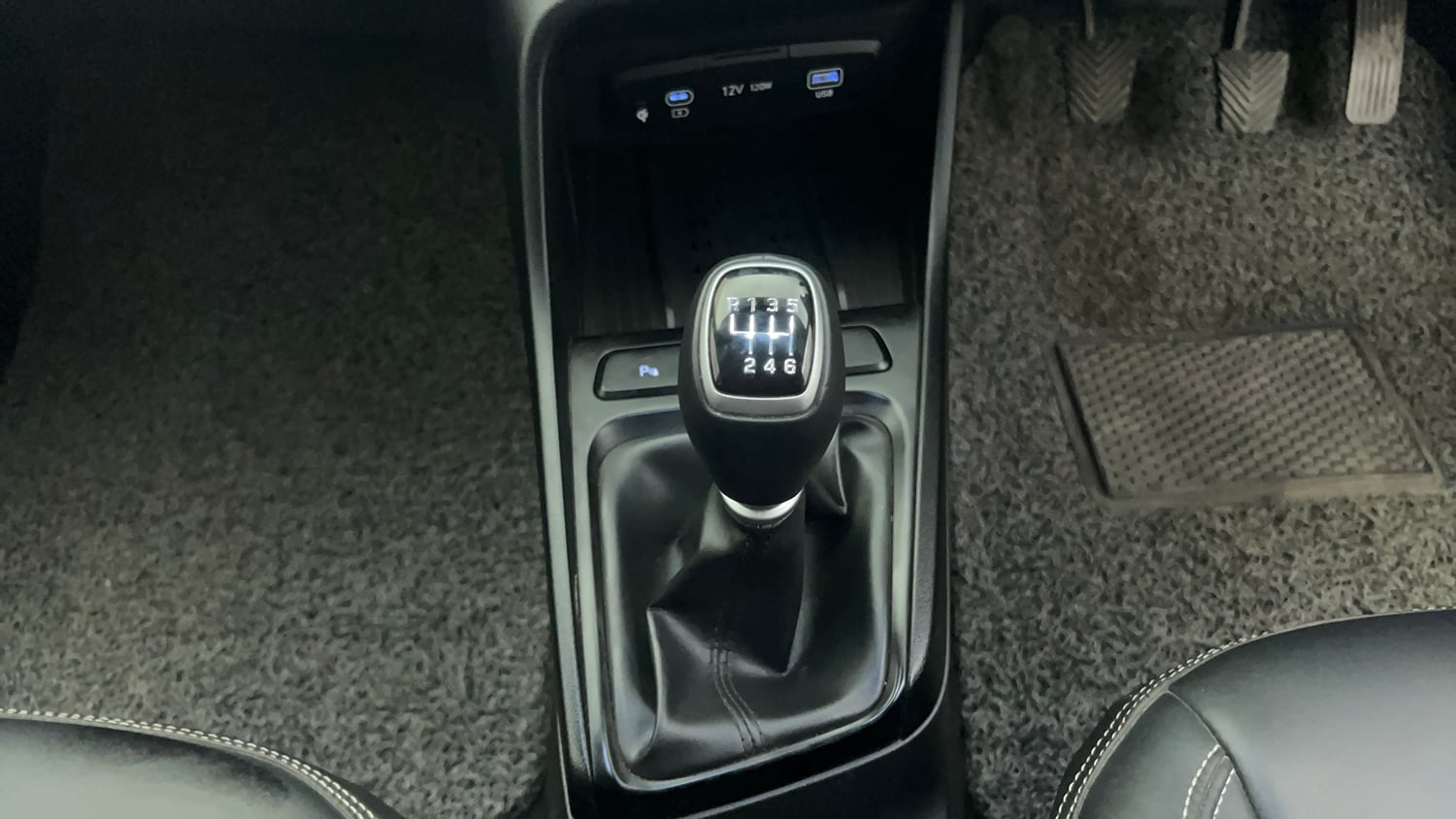 Used 2024 Hyundai Verna SX 1.5 Petrol MT Petrol Manual interior GEAR  KNOB VIEW