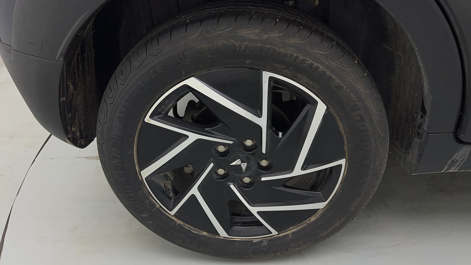 Used 2024 Mahindra XUV 3XO AX7L 1.2 Petrol AT Petrol Automatic tyres RIGHT REAR TYRE RIM VIEW