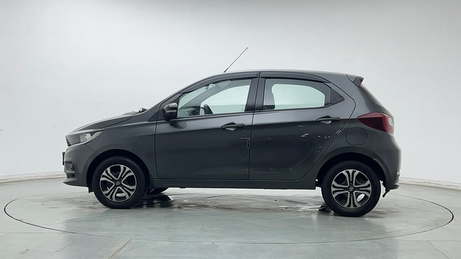 Used 2022 Tata Tiago XT Petrol Manual exterior LEFT SIDE VIEW