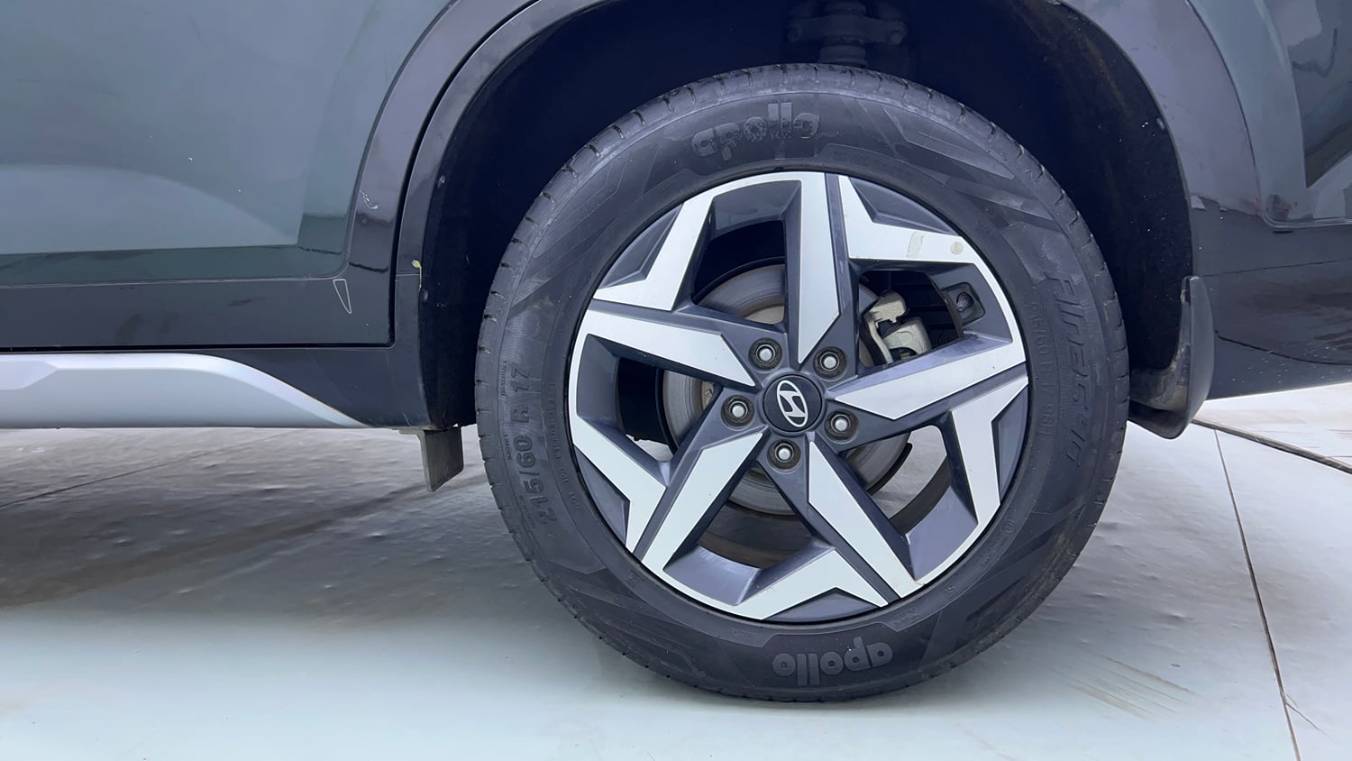 Used 2024 Hyundai Alcazar Executive 1.5 Petrol MT 7STR Petrol Manual tyres LEFT REAR TYRE RIM VIEW