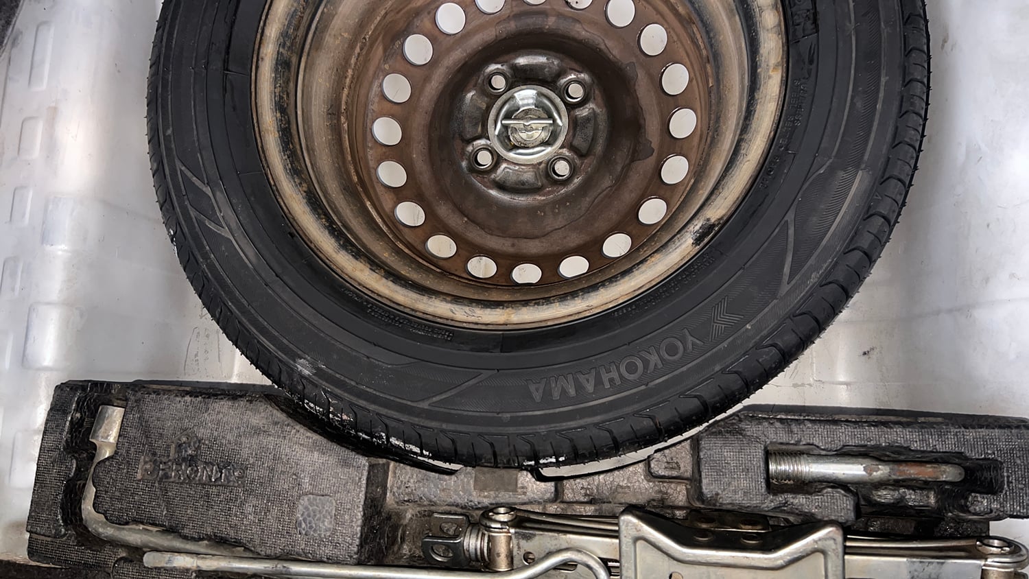 Used 2013 Honda Amaze 1.2 EX i-VTEC Petrol Manual tyres SPARE TYRE VIEW