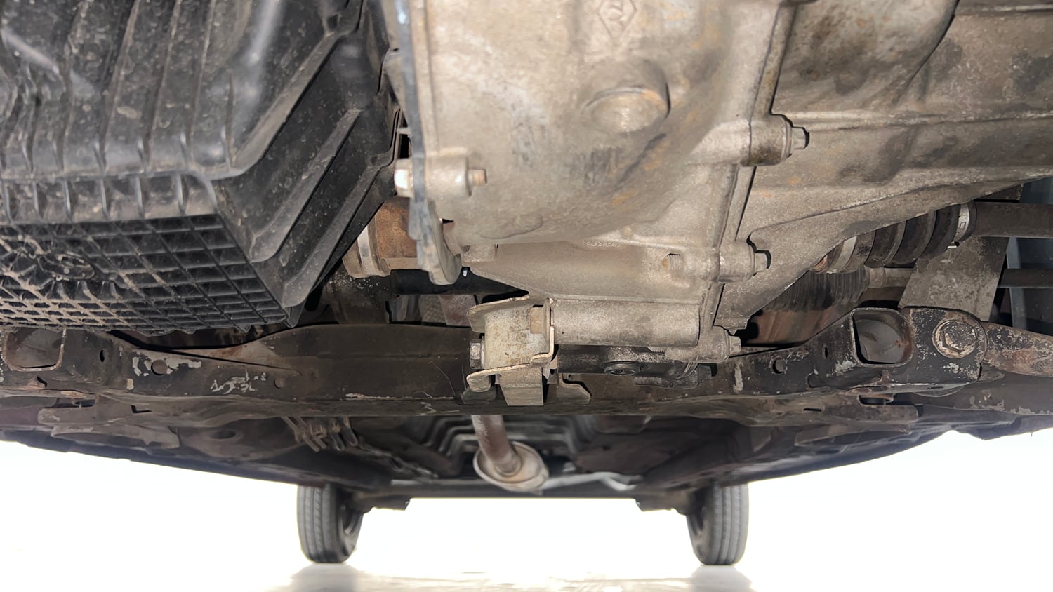 Used 2017 Renault Kwid 1.0 RXT Petrol Manual extra FRONT LEFT UNDERBODY VIEW