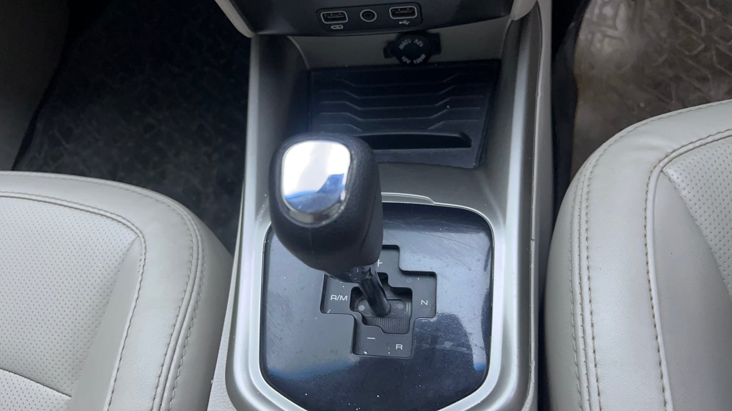 Used 2021 Mahindra XUV 300 W8 (O) 1.5 Diesel AMT Diesel Automatic interior GEAR  KNOB VIEW