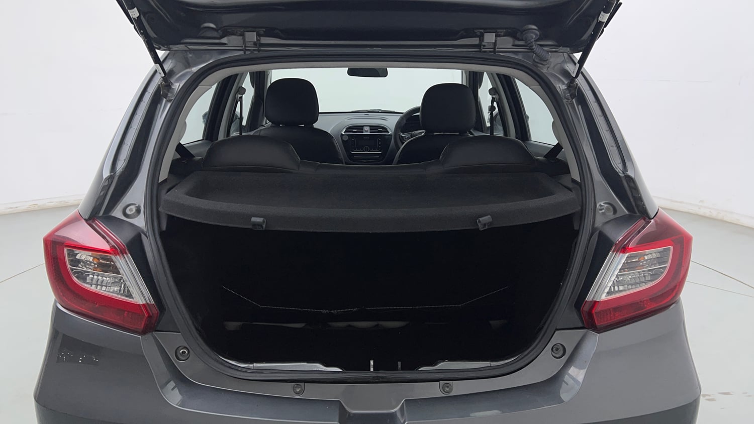 Used 2022 Tata Tiago XT Petrol Manual interior DICKY INSIDE VIEW