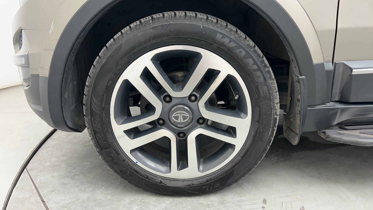 Used 2018 Tata Hexa XT 4x2 7 STR Diesel Manual tyres LEFT FRONT TYRE RIM VIEW