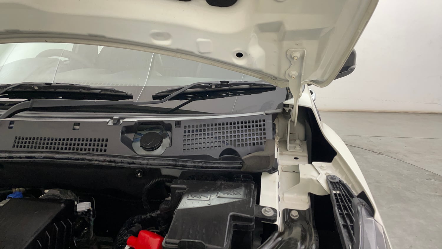 Used 2025 Nissan Magnite N-Connecta HRAO 1.0 Turbo Petrol CVT Petrol Automatic engine ENGINE LEFT SIDE HINGE & APRON VIEW