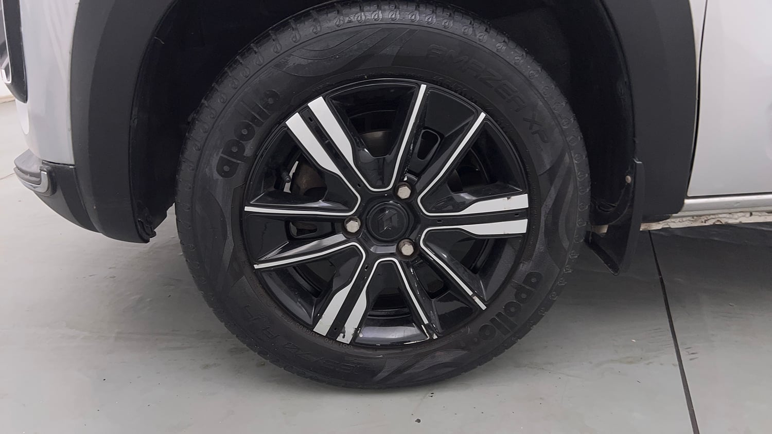 Used 2022 Renault Kwid CLIMBER 1.0 AMT (O) Petrol Automatic tyres LEFT FRONT TYRE RIM VIEW