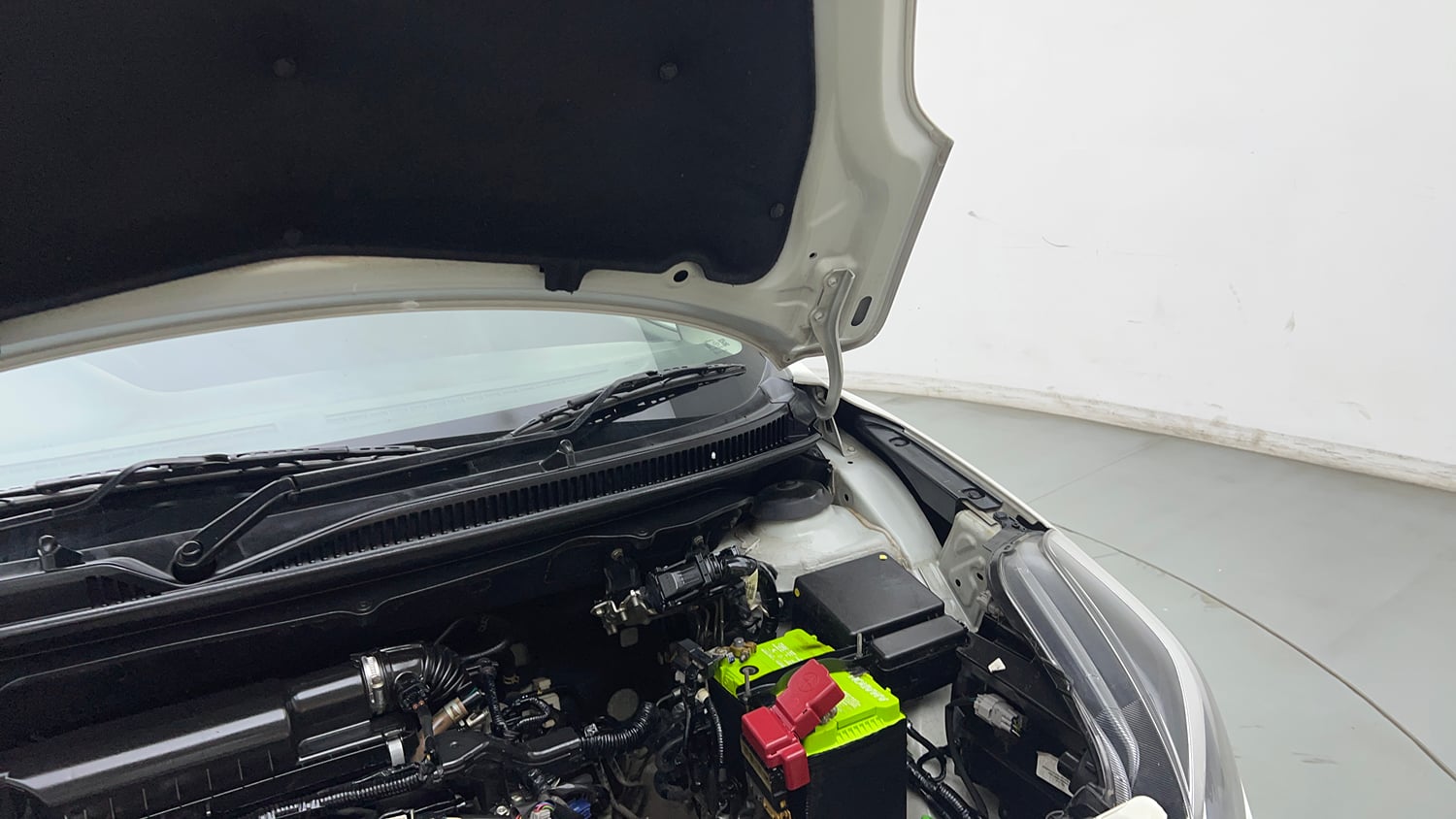 Used 2020 Maruti Suzuki Baleno Zeta Petrol Manual engine ENGINE LEFT SIDE HINGE & APRON VIEW