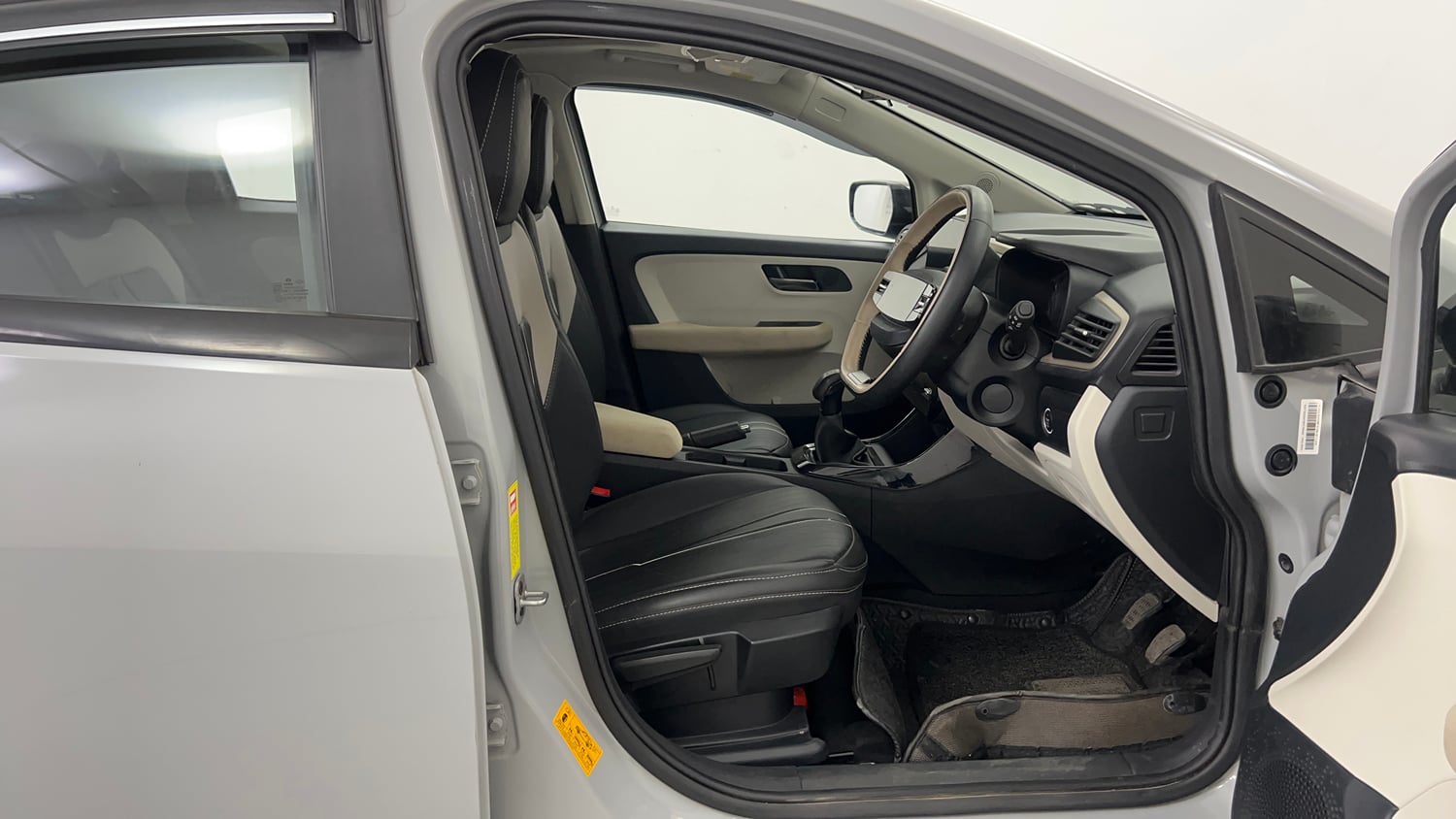 Used 2025 Tata Altroz Accomplished S CNG 5MT Cng Manual interior RIGHT SIDE FRONT DOOR CABIN VIEW