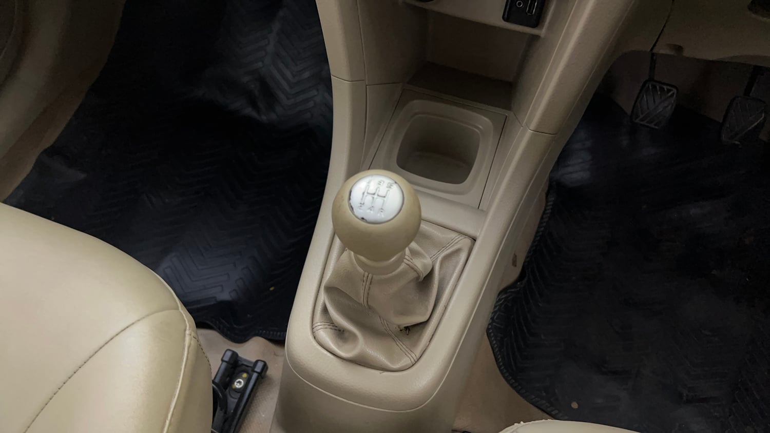 Used 2016 Maruti Suzuki Ertiga ZXI Petrol Manual interior GEAR  KNOB VIEW