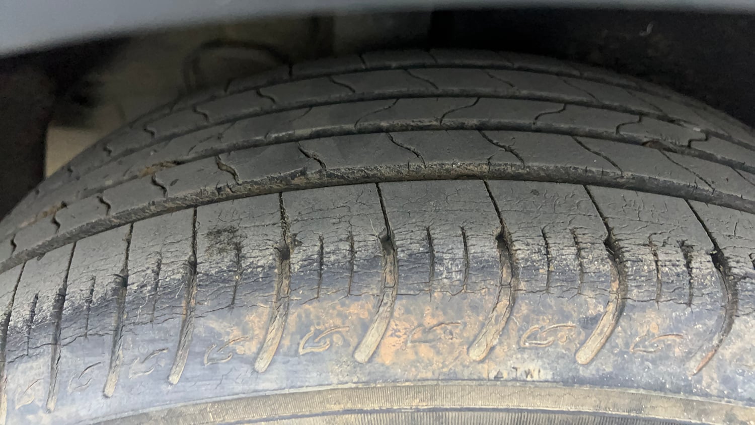 Used 2022 Kia Carens Prestige Plus 1.4 Petrol MT 7 STR Petrol Manual tyres RIGHT REAR TYRE TREAD VIEW