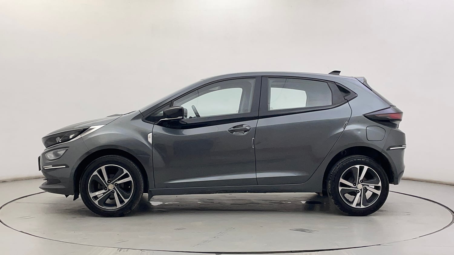 Used 2023 Tata Altroz XZ Plus (S) Petrol Manual exterior LEFT SIDE VIEW