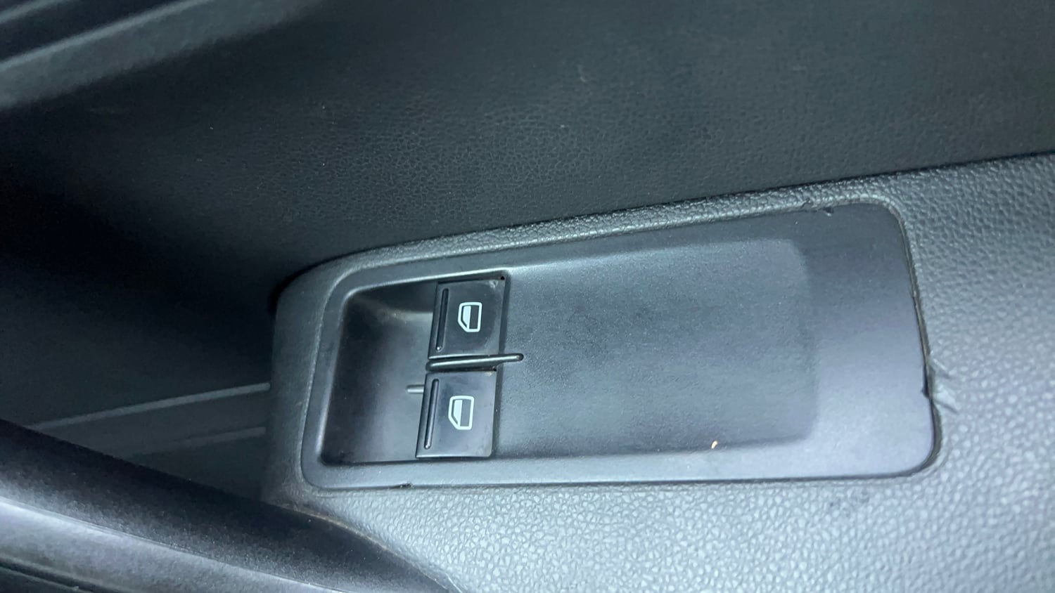 Used 2017 Volkswagen Ameo Trendline 1.2L (P) Petrol Manual top_features Central locking