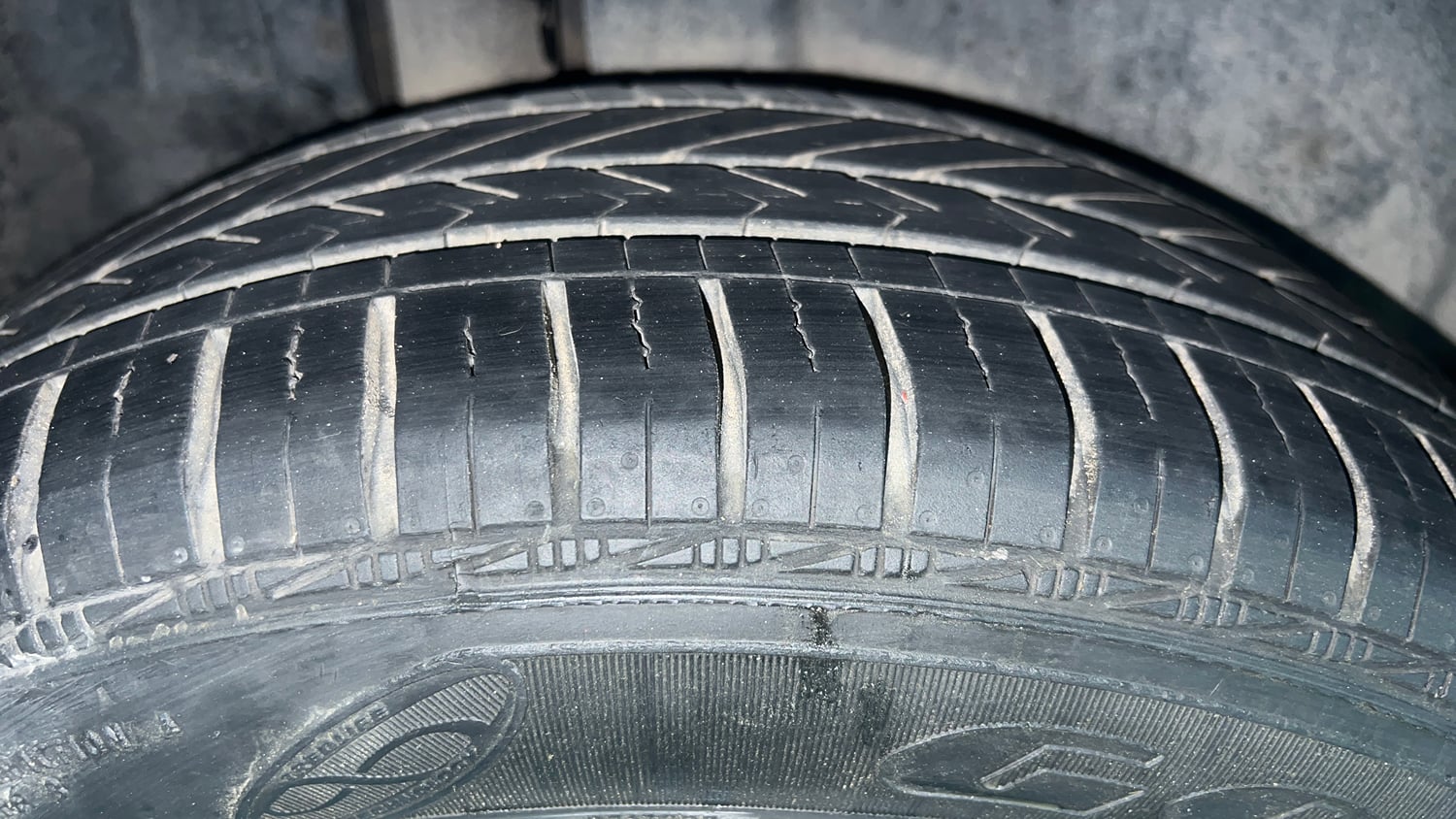 Used 2015 Maruti Suzuki Ertiga Vxi Petrol Manual tyres RIGHT REAR TYRE TREAD VIEW