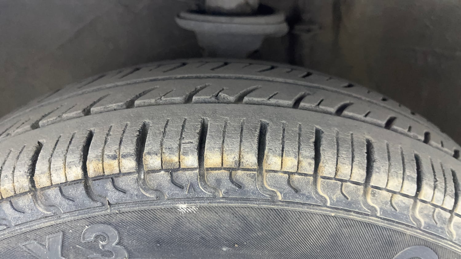 Used 2015 Maruti Suzuki Alto 800 LXi Anniversary Edition Petrol Manual tyres LEFT FRONT TYRE TREAD VIEW
