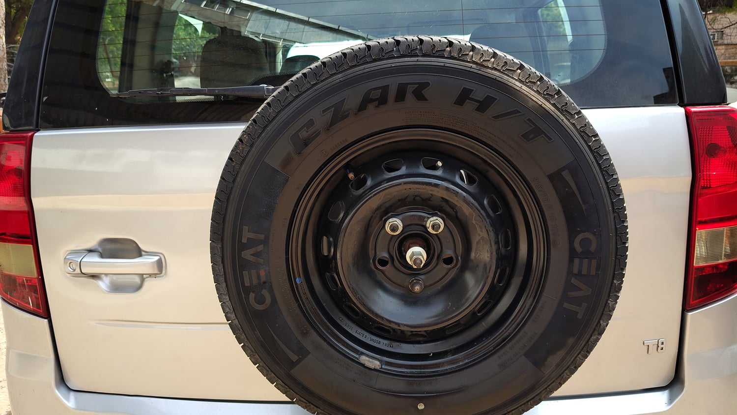 Used 2017 Mahindra TUV300 T8 mHAWK100 Diesel Manual tyres SPARE TYRE VIEW