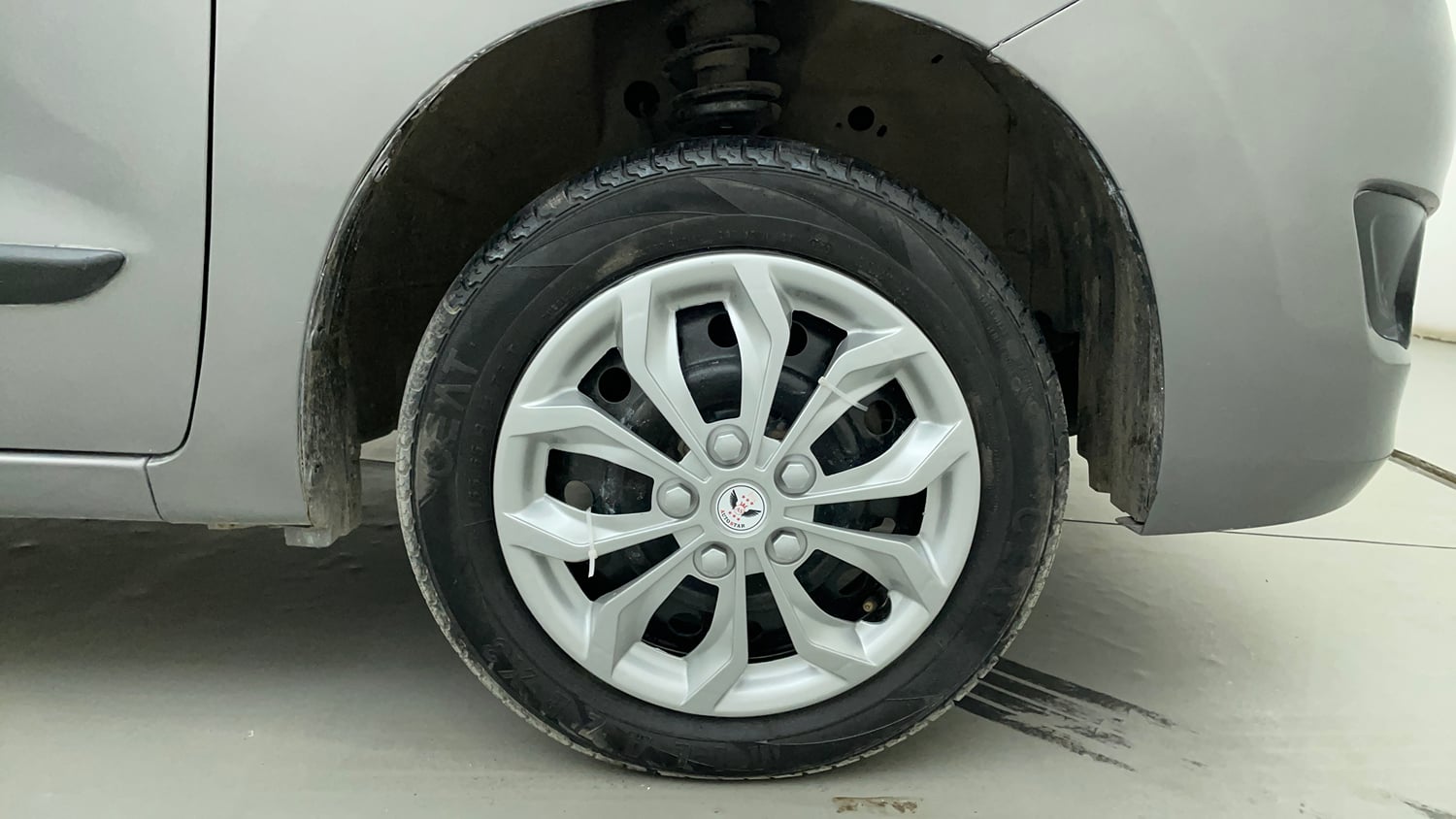 Used 2014 Maruti Suzuki Wagon R VXI Petrol Manual tyres RIGHT FRONT TYRE RIM VIEW