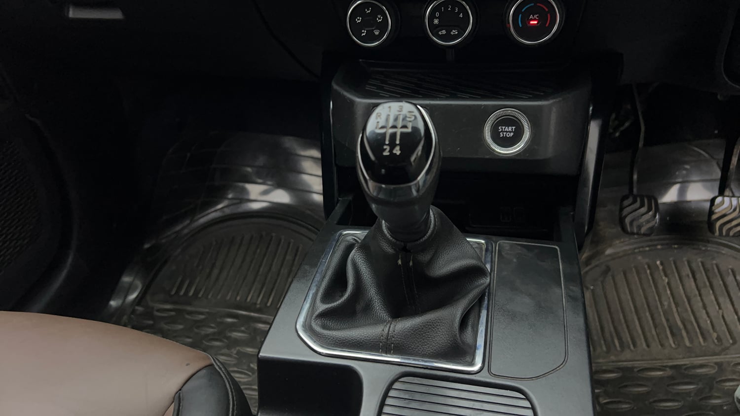 Used 2021 Renault Kiger RXT MT Petrol Manual interior GEAR  KNOB VIEW